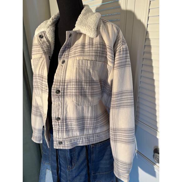 AERIE Cropped Sherpa Lined Shacket Natural Grey & Cream Plaid Pearl Snap Front - Picture 9 of 13